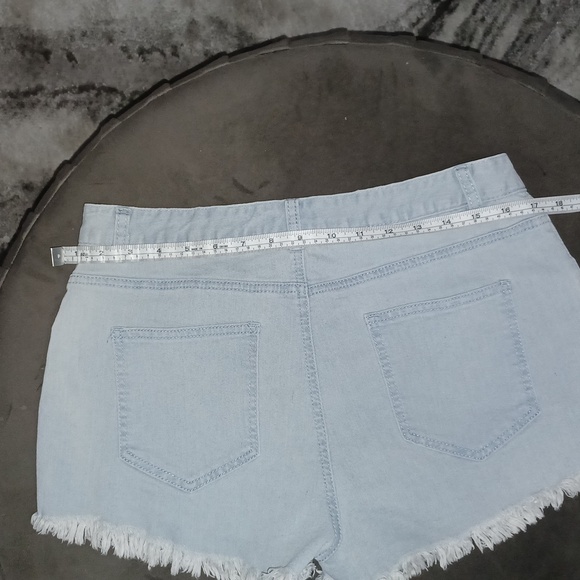 Women's Large frayed  jeans shorts. - Picture 5 of 7